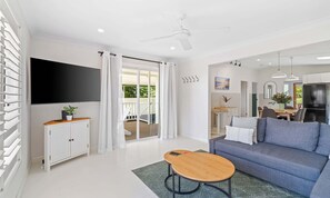 TV, offices - Sea Breeze | Pet Friendly (Forresters Beach)