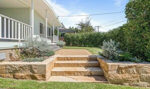 Property grounds - Sea Breeze | Pet Friendly (Forresters Beach)