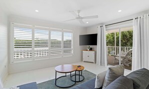 TV, offices - Sea Breeze | Pet Friendly (Forresters Beach)