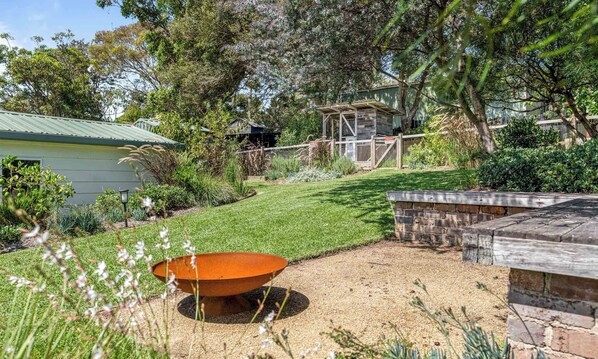 Property grounds - Sea Breeze | Pet Friendly (Forresters Beach)