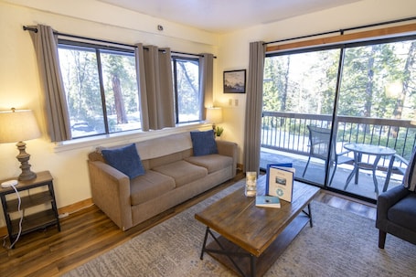 テレビ、暖炉. Inside Yosemite Park - Cozy Corner Unit - Sleeps 4