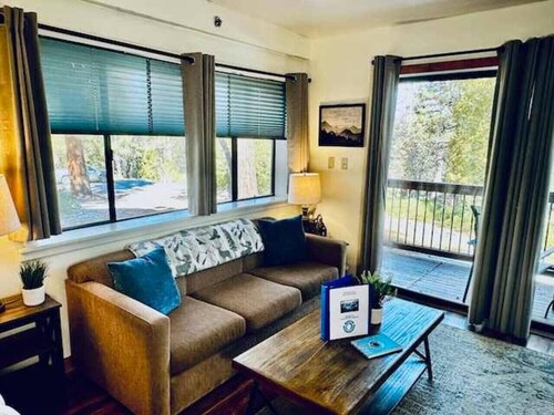Inside Yosemite Park - Cozy Corner Unit - Sleeps 4