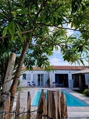 Outdoor pool, a heated pool - Magnificent Villa "carré 17 (Saint-Denis-d'Oléron)