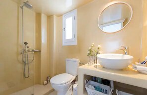 Een douche, een haardroger, handdoeken