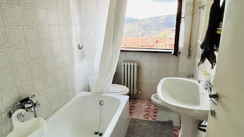 Douche, sĂšche-cheveux, bidet, serviettes fournies