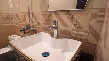 Dusche, Bademäntel, Hausschuhe, Handtücher