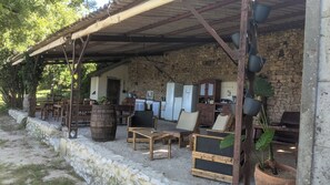 Outdoor dining - Glamping by Horizon Mohair, Espace Valériana! (Saint-Projet)