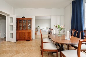 1 slaapkamer, verduisterende gordijnen, een strijkplank/strijkijzer
