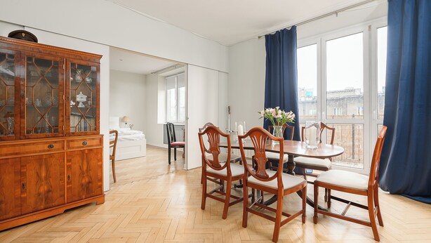 1 dormitorio, cortinas opacas, tabla de planchar con plancha