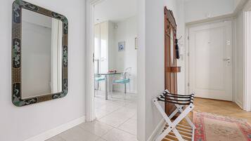 1 dormitori, cortines opaques i planxa i posts de planxar