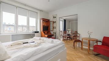 1 dormitori, cortines opaques i planxa i posts de planxar