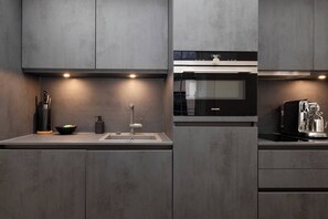 Fridge, oven, stovetop, dishwasher