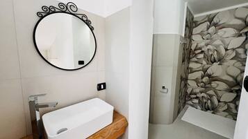 Dusche, Haartrockner, Bidet, Handtücher