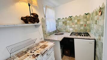 Réfrigérateur, plaque de cuisson, cafetière/bouilloire