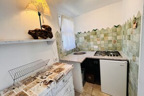 Kühlschrank, Herdplatte, Wasserkocher mit Kaffee-/Teezubehör