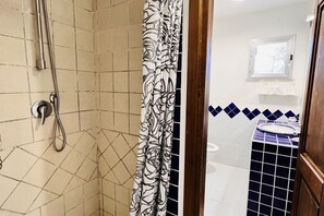 Shower, hair dryer, bidet, towels - Camera Nettuno - Villa Flores (Suaredda-traversa)