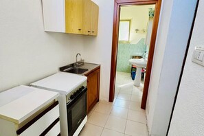 Kühlschrank, Ofen, Herdplatte, Kochgeschirr/Geschirr/Besteck