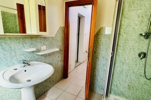 Dusche, Haartrockner, Bidet