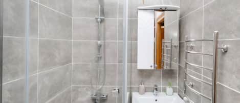 Apartment, 1 Bedroom, Accessible, Smoking | Bathroom