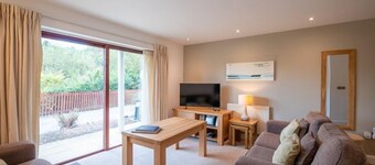 3 Bedroom 5* cottage with private hot tub