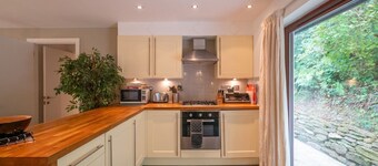 3 Bedroom 5* cottage with private hot tub