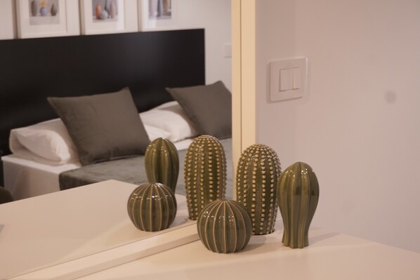 1 bedroom, desk, travel crib, WiFi