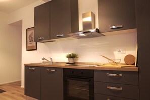 Ofen, Herdplatte, Geschirrspüler, Wasserkocher mit Kaffee-/Teezubehör