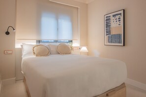 1 dormitorio y tabla de planchar con plancha