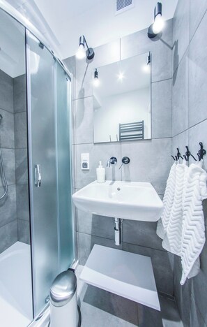 Douche, serviettes fournies, savon, papier toilette