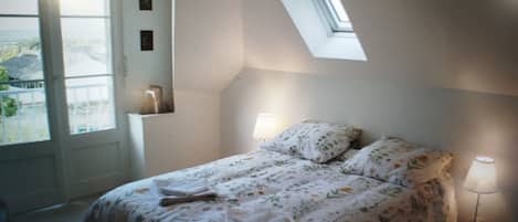2 bedrooms, travel cot, WiFi, bed sheets