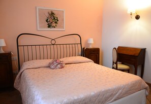 2 camere, una scrivania, ferro/asse da stiro, culla da viaggio