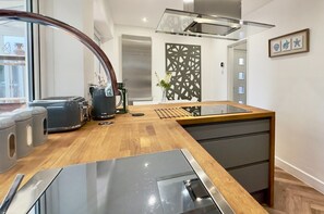 Private kitchen - Derbe House, Spacious 3 bedroom house, Sleeps 6 (Lytham St Annes)