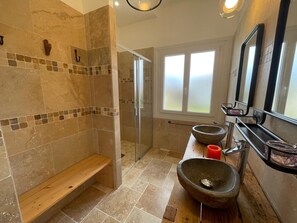 Sèche-cheveux, savon, papier toilette