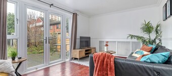 Hale Lodge, Beautiful 3 BR Home With Free Parking