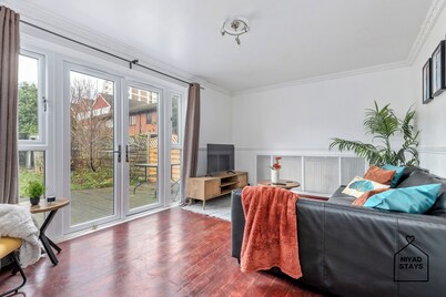 Hale Lodge, Beautiful 3 BR Home With Free Parking