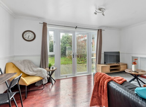 Books - Hale Lodge, Beautiful 3 BR Home With Free Parking (London)