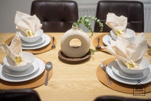 Dining - Hale Lodge, Beautiful 3 BR Home With Free Parking (London)