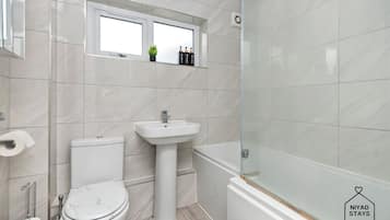 Casa, 3 habitaciones, patio, vistas al jardín | Baño
