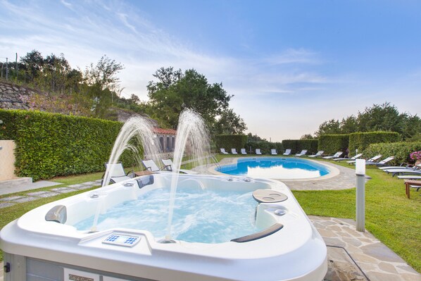 Outdoor spa tub