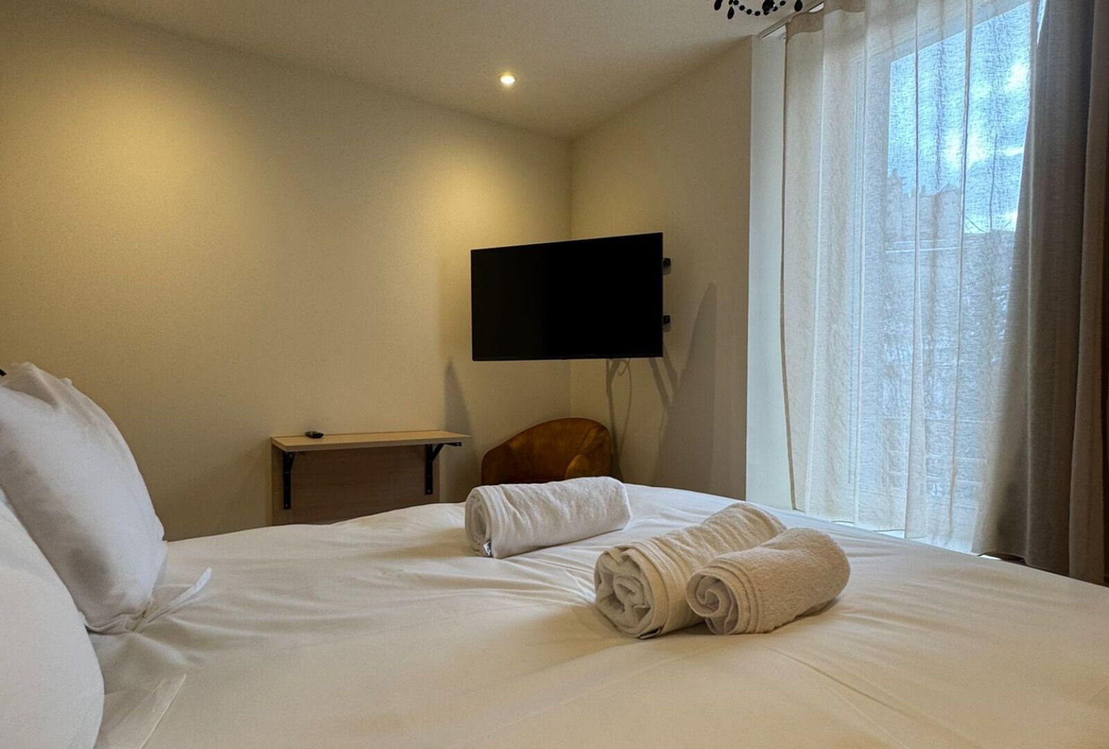 1 habitación, tabla de planchar con plancha, wifi y ropa de cama 