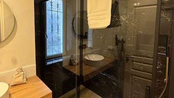 Doccia, asciugacapelli, asciugamani, sapone