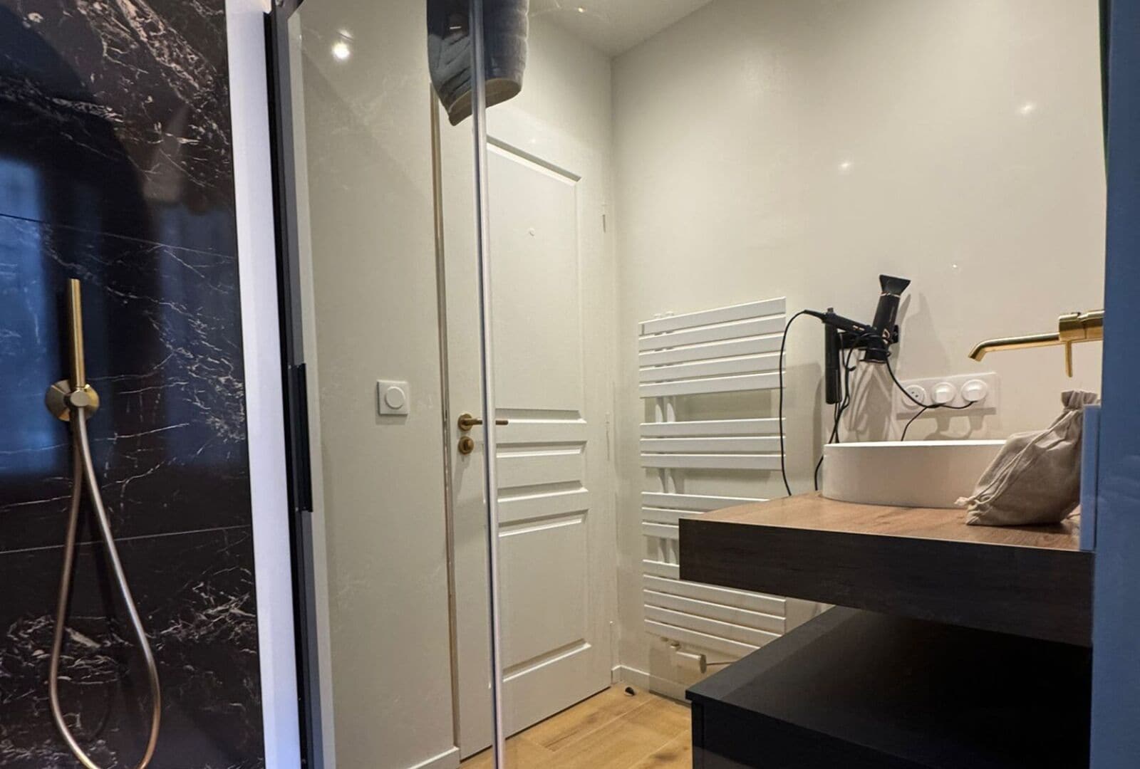 Ducha, secador de pelo, toallas, jabón