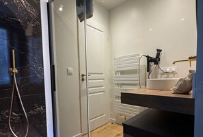 Dusj, hårføner, håndklær og såpe