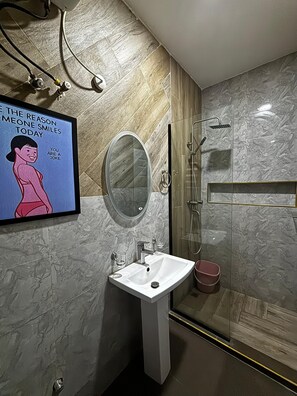 Douche, bidet, serviettes fournies, savon