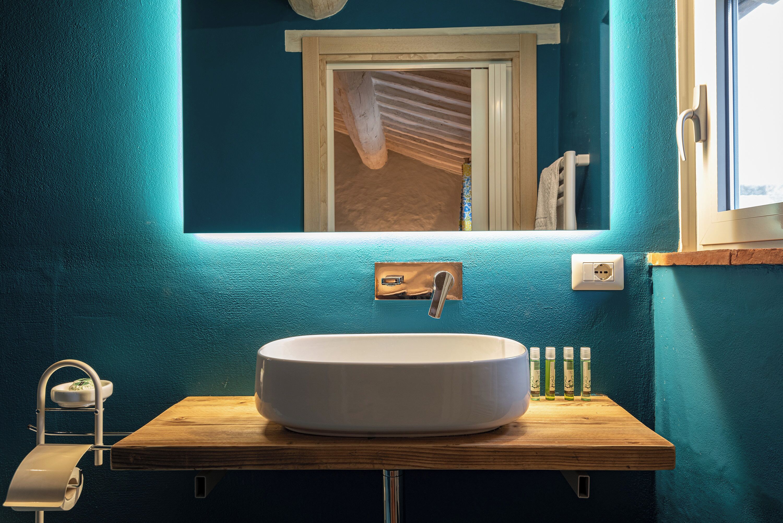 Classic Double Room | Bathroom | Hair dryer, towels, soap, shampoo