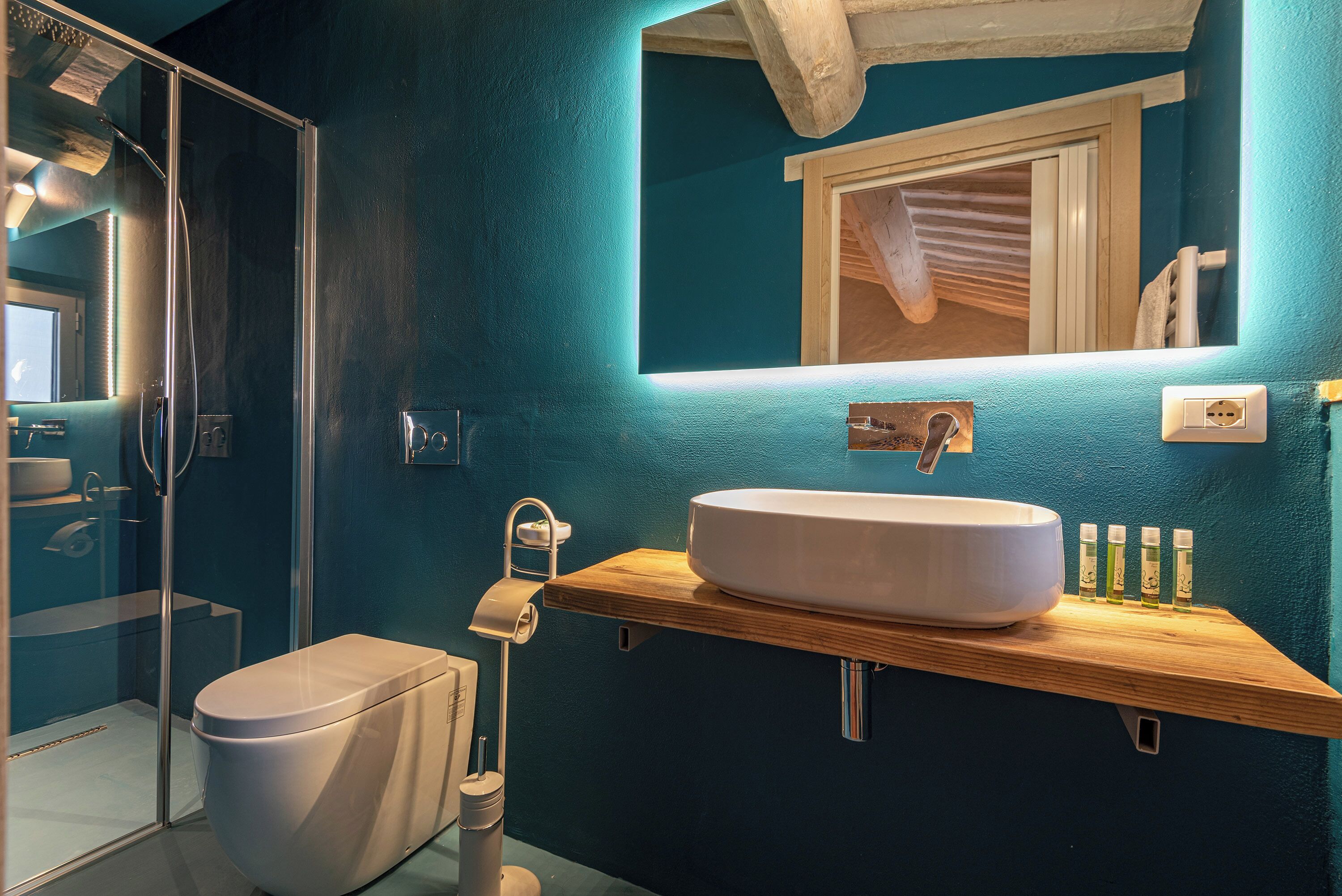 Cabezal de ducha tipo lluvia, secador de pelo, bidet, toallas
