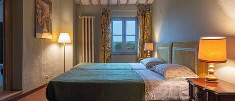 Mörkläggningsgardiner, ljudisolering, gratis wi-fi och sängkläder