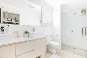 Dusche, Haartrockner, Handtücher, Seife