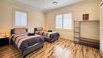 6 bedrooms, iron/ironing board, WiFi, bed sheets