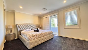 6 bedrooms, iron/ironing board, WiFi, bed sheets